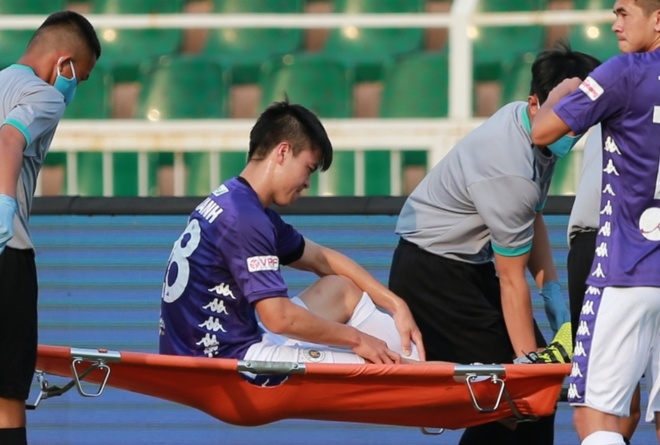 Duy Mạnh gặp chấn thương nghiêm trọng, rất đau và chưa thể đi lại bình thường duy manh gap chan thuong rat nghiem trong