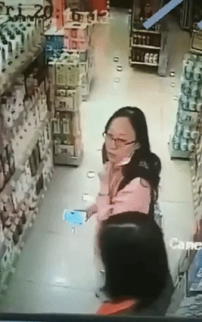 Người phụ nữ tháo khẩu trang rồi nhổ nước bọt vào nhân viên bán hàng gây phẫn nộ nguoi phu nu thao khau trang roi nho nuoc bot vao nhan vien ban hang gay phan no