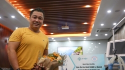 hoa hau anh 2019 ve nuoc tro lai lam bac si chong dich covid 19