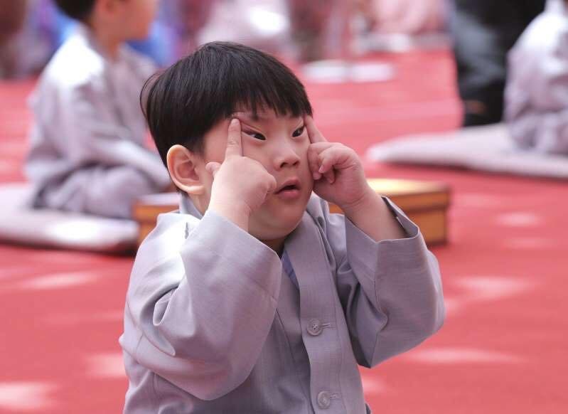 Những chú tiểu đáng yêu trong ngày xuống tóc mừng lễ Phật Đản ở Hàn Quốc nhung chu tieu dang yeu trong ngay xuong toc mung le phat dan o han quoc