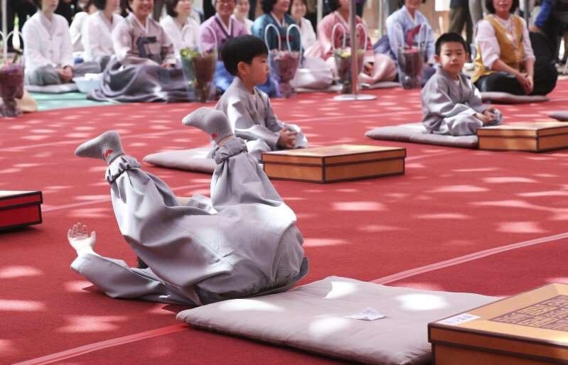 Những chú tiểu đáng yêu trong ngày xuống tóc mừng lễ Phật Đản ở Hàn Quốc nhung chu tieu dang yeu trong ngay xuong toc mung le phat dan o han quoc