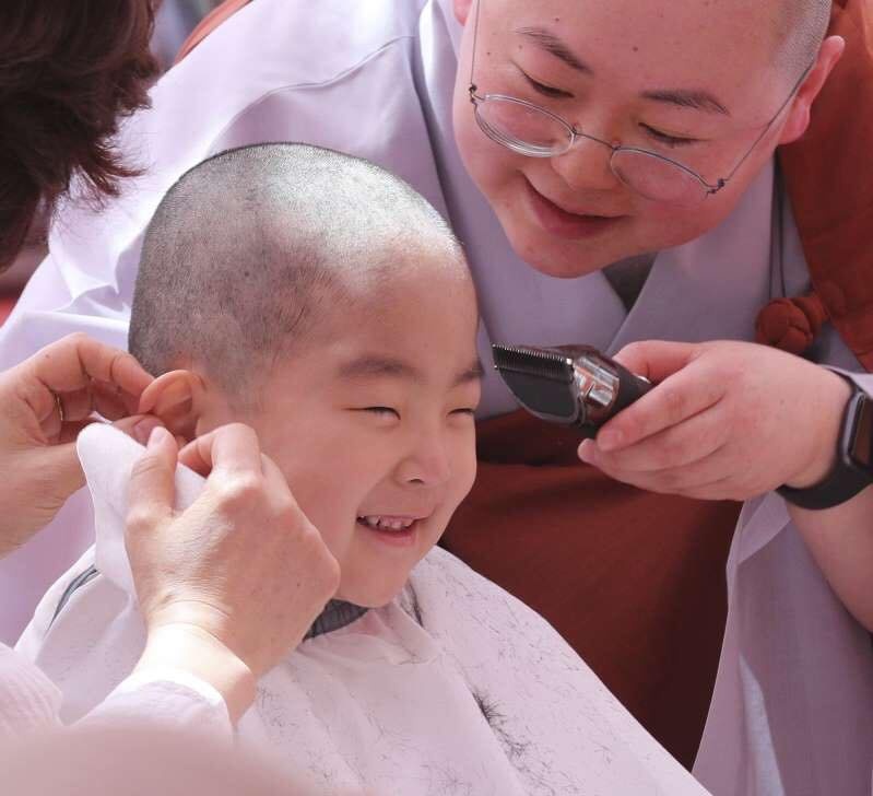 Những chú tiểu đáng yêu trong ngày xuống tóc mừng lễ Phật Đản ở Hàn Quốc nhung chu tieu dang yeu trong ngay xuong toc mung le phat dan o han quoc