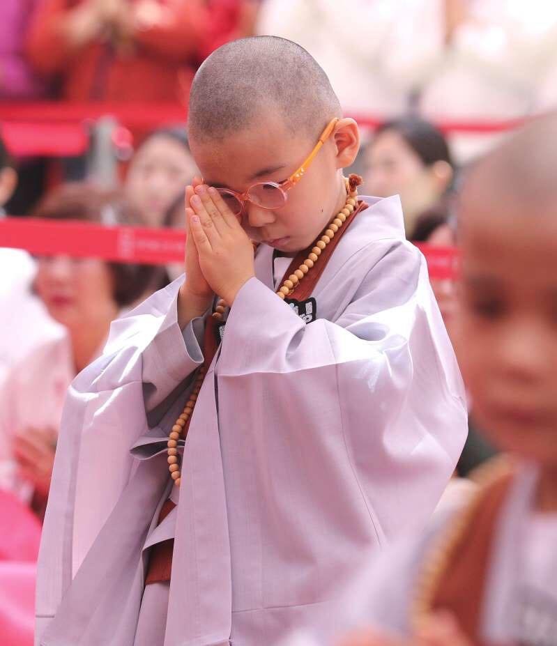 Những chú tiểu đáng yêu trong ngày xuống tóc mừng lễ Phật Đản ở Hàn Quốc nhung chu tieu dang yeu trong ngay xuong toc mung le phat dan o han quoc