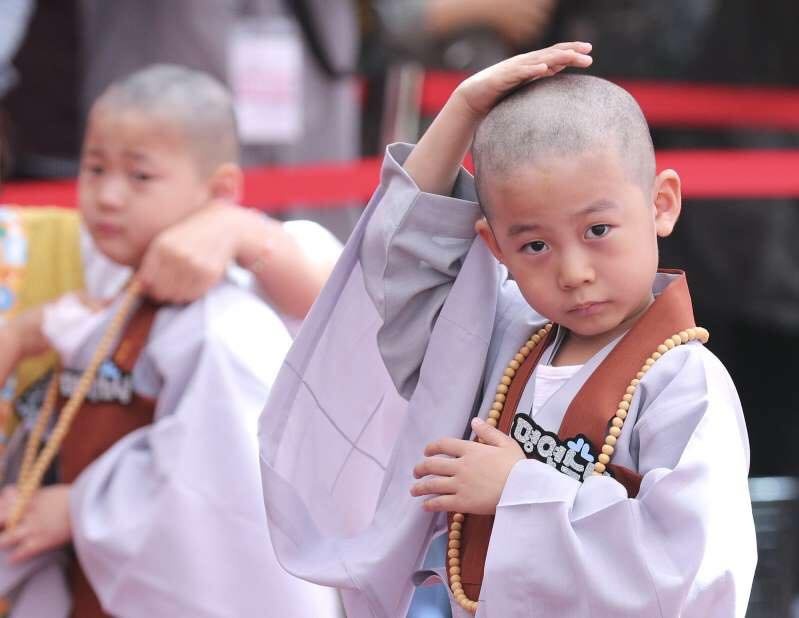 Những chú tiểu đáng yêu trong ngày xuống tóc mừng lễ Phật Đản ở Hàn Quốc nhung chu tieu dang yeu trong ngay xuong toc mung le phat dan o han quoc