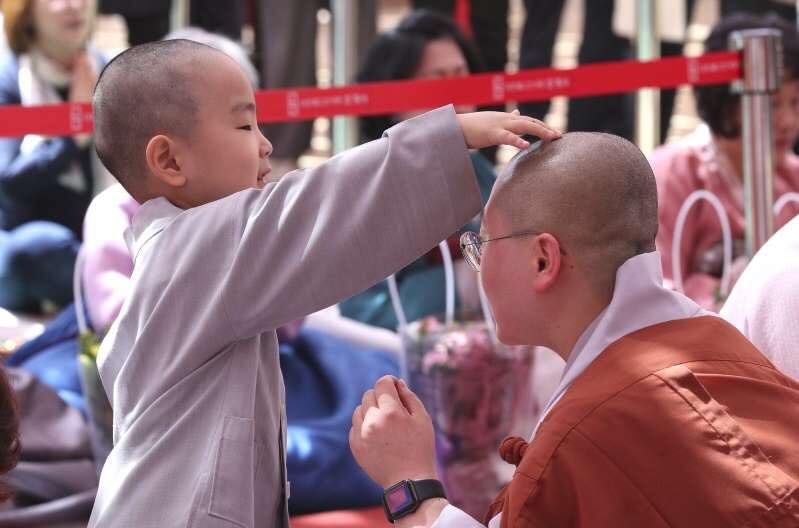 Những chú tiểu đáng yêu trong ngày xuống tóc mừng lễ Phật Đản ở Hàn Quốc nhung chu tieu dang yeu trong ngay xuong toc mung le phat dan o han quoc