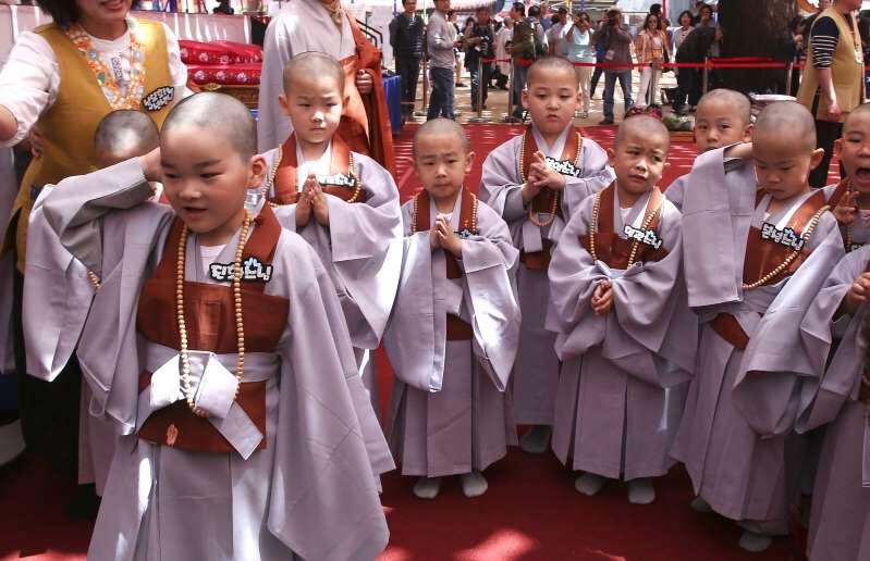 Những chú tiểu đáng yêu trong ngày xuống tóc mừng lễ Phật Đản ở Hàn Quốc nhung chu tieu dang yeu trong ngay xuong toc mung le phat dan o han quoc