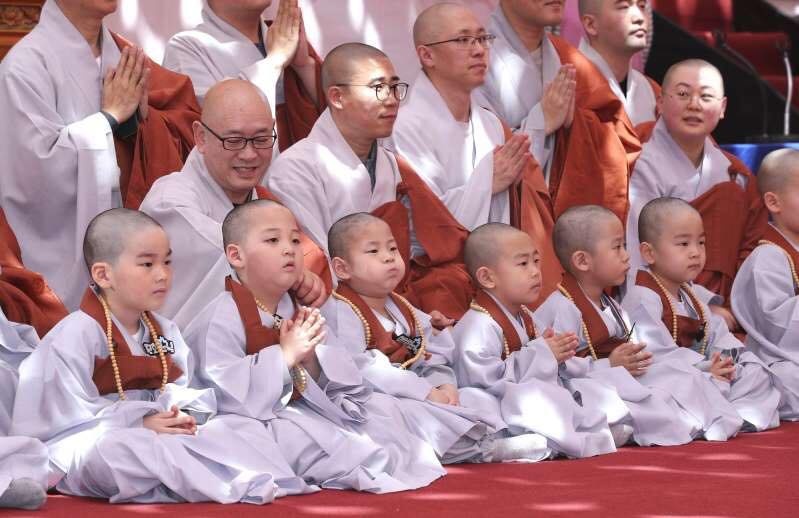 Những chú tiểu đáng yêu trong ngày xuống tóc mừng lễ Phật Đản ở Hàn Quốc nhung chu tieu dang yeu trong ngay xuong toc mung le phat dan o han quoc