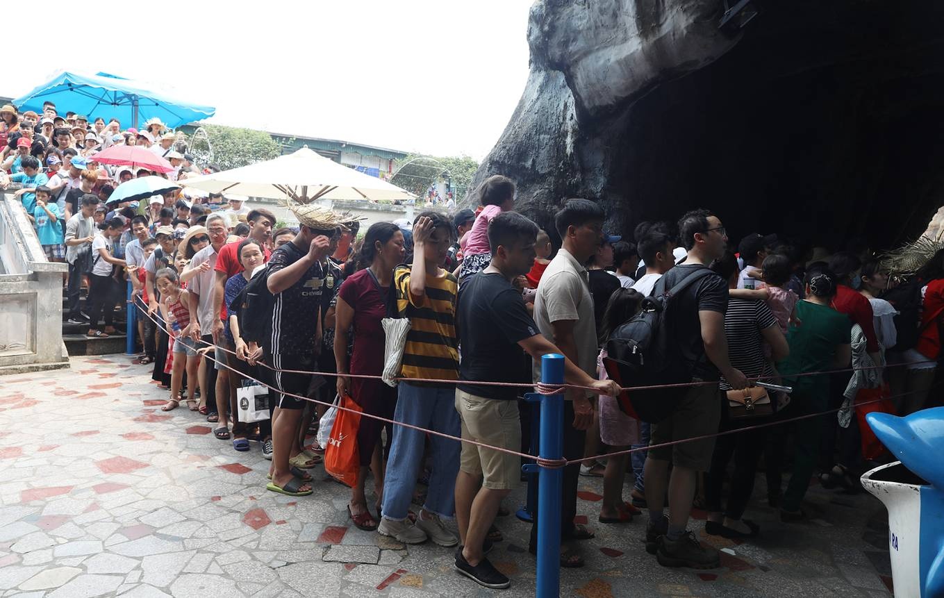Người Hà Nội đổ ra điểm vui chơi ở ngoại thành nguoi ha noi do ra diem vui choi o ngoai thanh