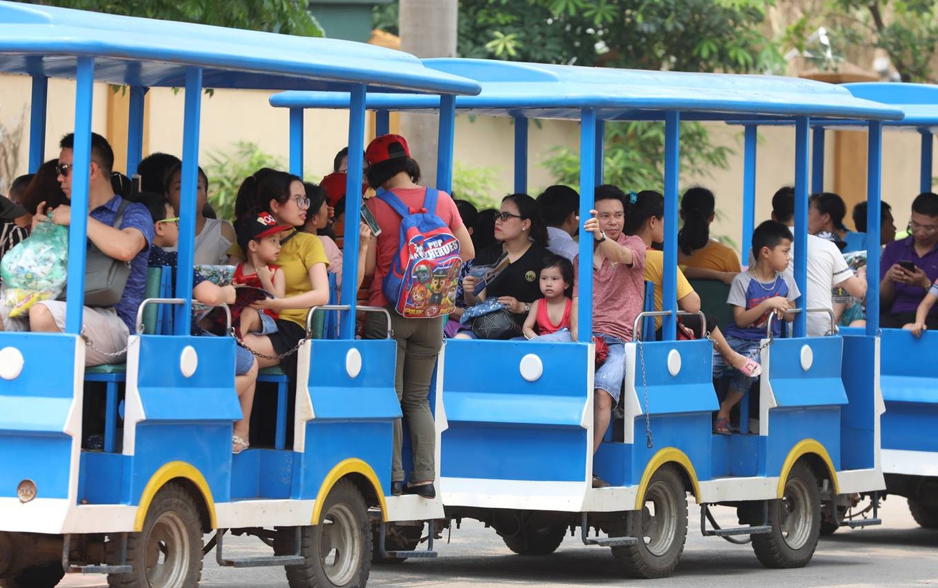 Người Hà Nội đổ ra điểm vui chơi ở ngoại thành nguoi ha noi do ra diem vui choi o ngoai thanh