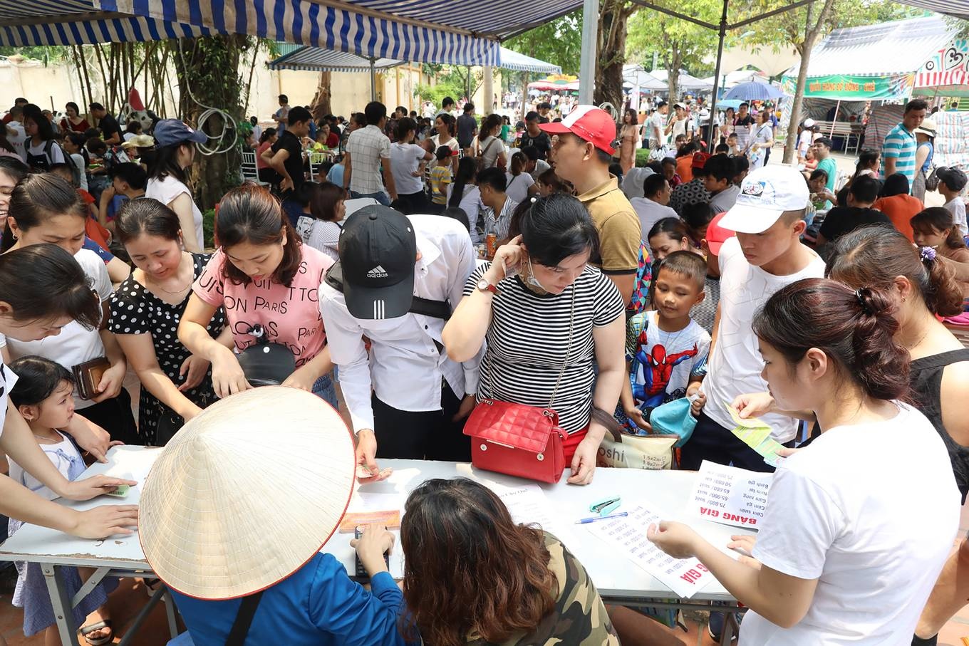 Người Hà Nội đổ ra điểm vui chơi ở ngoại thành nguoi ha noi do ra diem vui choi o ngoai thanh