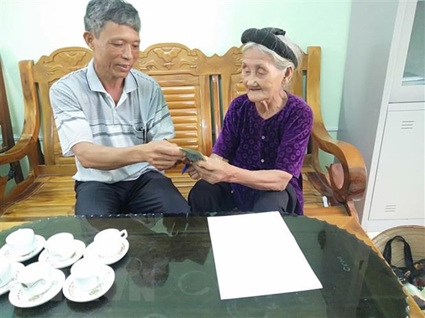 Cụ bà đạp xe đến xã quyên góp 2 triệu đồng chống Covid-19 cu ba tung dap xe xin thoat ngheo quyen gop 2 trieu dong chong covid 19