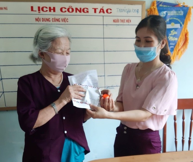 Cụ bà đạp xe đến xã quyên góp 2 triệu đồng chống Covid-19 cu ba tung dap xe xin thoat ngheo quyen gop 2 trieu dong chong covid 19