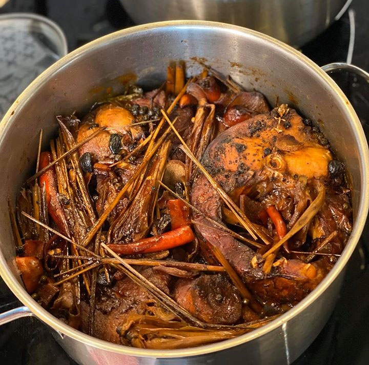 thit kho coca va nhung mon kho thich hop an khi troi lanh