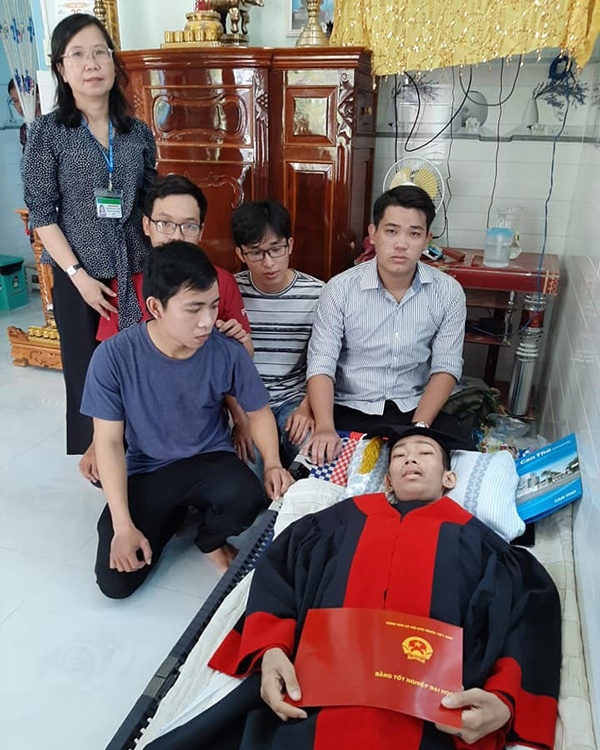 Tin tức trong ngày 21/4 mới nhất: Sinh viên nhận bằng tốt nghiệp đại học trước lúc qua đời tin tuc trong ngay 214 moi nhat de xuat tru diem bang lai voi tai xe vi pham giao thong