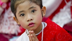 video choang canh hang nghin con khi xam lang ngoi chua o myanmar