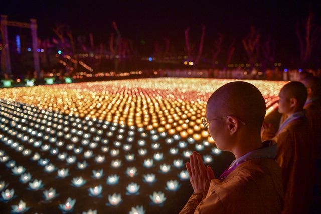 Chùa Tam Chúc đẹp lung linh trong đêm hoa đăng cầu hòa bình thế giới chua tam chuc dep lung linh trong dem hoa dang cau hoa binh the gioi