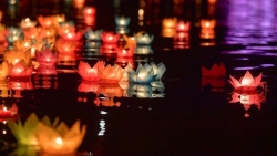 treo len mai chua chup anh xa rac bua bai va nhung hinh anh xau xi tai chua tam chuc
