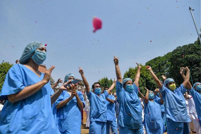Hàng loạt máy bay mang theo 'cơn mưa hoa' tri ân tuyến đầu chống dịch Covid-19 hang loat may bay mang theo con mua hoa tri an tuyen dau chong dich covid 19