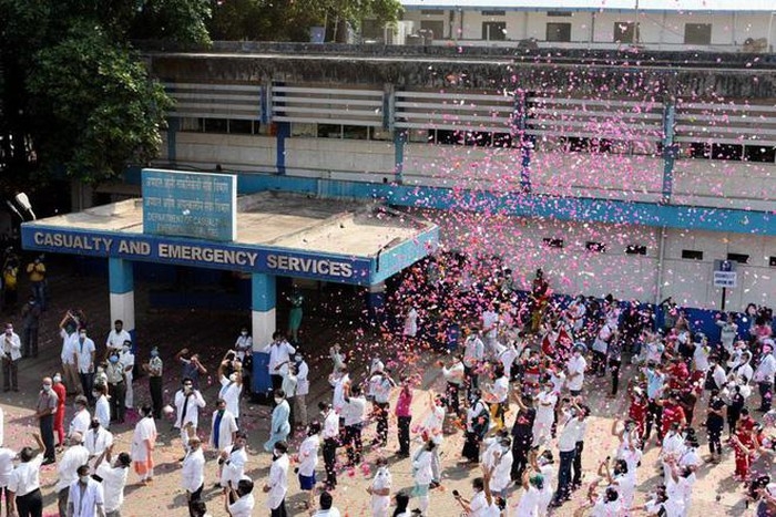 Hàng loạt máy bay mang theo 'cơn mưa hoa' tri ân tuyến đầu chống dịch Covid-19 hang loat may bay mang theo con mua hoa tri an tuyen dau chong dich covid 19