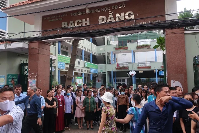 Tin tức trong ngày 29/5 mới nhất: Nước mắt rơi trong lễ tang nam sinh bị cây phượng đè tử vong tin tuc trong ngay 295 moi nhat dong nguoi tien dua nam sinh bi cay phuong de tu vong