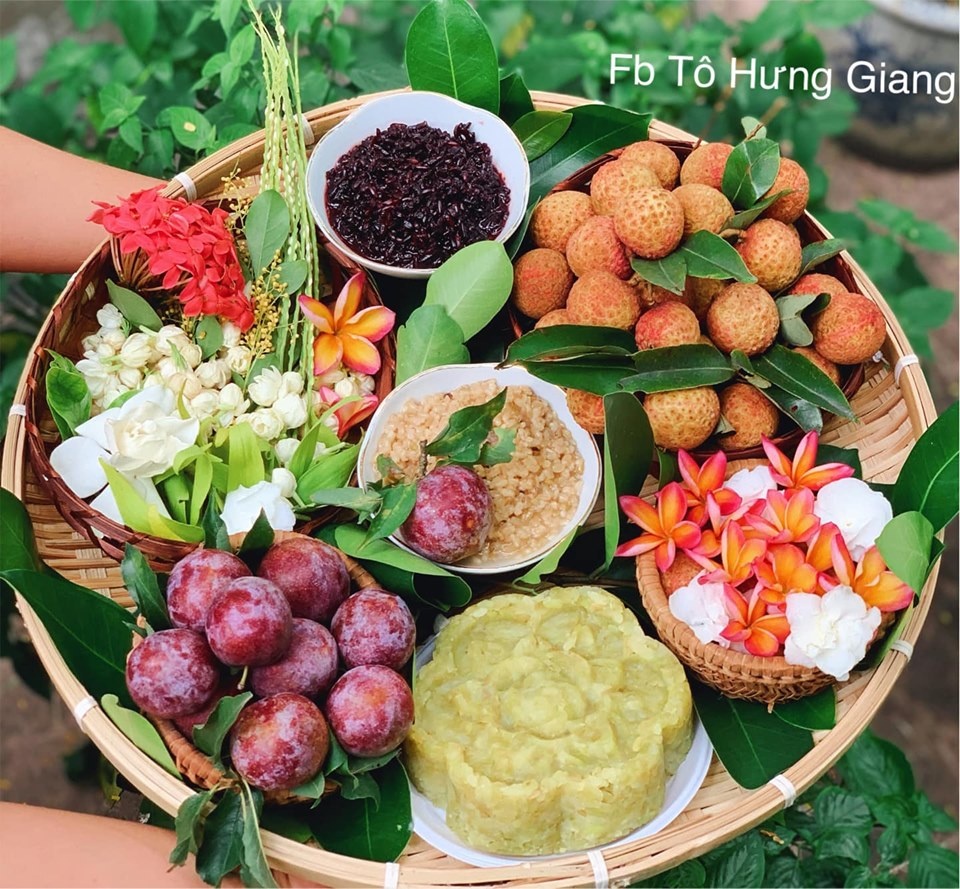 Mâm cúng Tết Đoan Ngọ đủ đầy và thơm ngát hương hoa của gia đình Hà Nội mam cung tet doan ngo du day va thom ngat huong hoa cua gia dinh ha noi