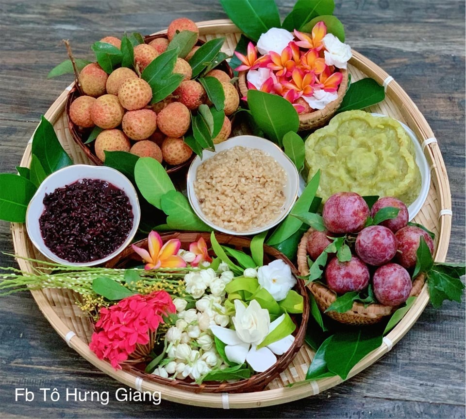 Mâm cúng Tết Đoan Ngọ đủ đầy và thơm ngát hương hoa của gia đình Hà Nội mam cung tet doan ngo du day va thom ngat huong hoa cua gia dinh ha noi