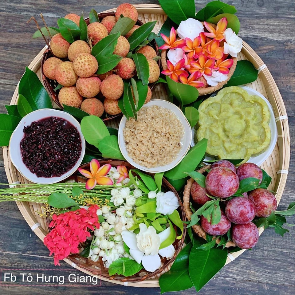 Mâm cúng Tết Đoan Ngọ đủ đầy và thơm ngát hương hoa của gia đình Hà Nội mam cung tet doan ngo du day va thom ngat huong hoa cua gia dinh ha noi