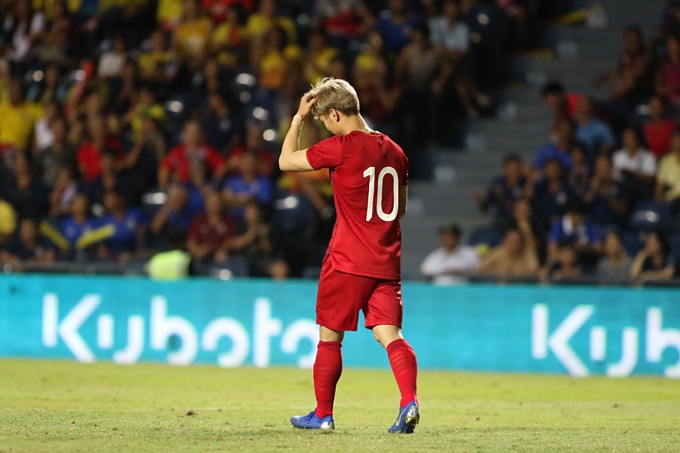 Dù đá hỏng penalty, Công Phượng vẫn được con trai thầy Park an ủi "cứ ngẩng cao đầu đi em" du da hong penalty cong phuong van duoc con trai thay park an ui cu ngang cao dau di em
