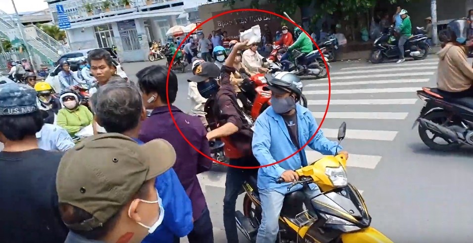 Vụ Lê Dương Bảo Lâm bị đánh khi phát cơm từ thiện: Nghi ngờ là chiêu dàn dựng để PR? vu le duong bao lam bi danh khi phat com tu thien nghi ngo la chieu dan dung de pr
