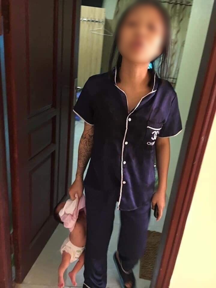 Dân mạng phẫn nộ trước hình ảnh bà mẹ túm áo, xách con nhỏ trên tay dan mang phan no truoc hinh anh ba me tum ao xach con nho tren tay