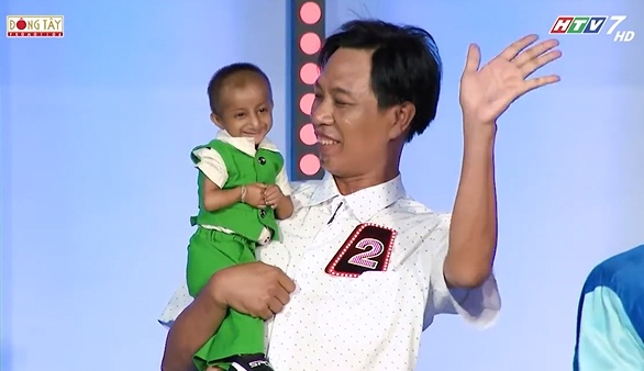 Chuyện cổ tích có thật về người thầy nhận nuôi cậu bé tí hon 10 tuổi nặng 3,9 kg chuyen co tich co that ve nguoi thay nhan nuoi cau be ti hon 10 tuoi nang 39 kg