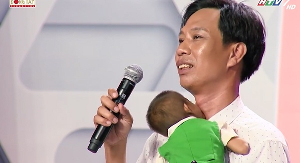 Chuyện cổ tích có thật về người thầy nhận nuôi cậu bé tí hon 10 tuổi nặng 3,9 kg chuyen co tich co that ve nguoi thay nhan nuoi cau be ti hon 10 tuoi nang 39 kg