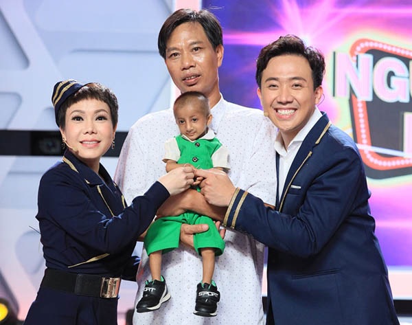 Chuyện cổ tích có thật về người thầy nhận nuôi cậu bé tí hon 10 tuổi nặng 3,9 kg chuyen co tich co that ve nguoi thay nhan nuoi cau be ti hon 10 tuoi nang 39 kg