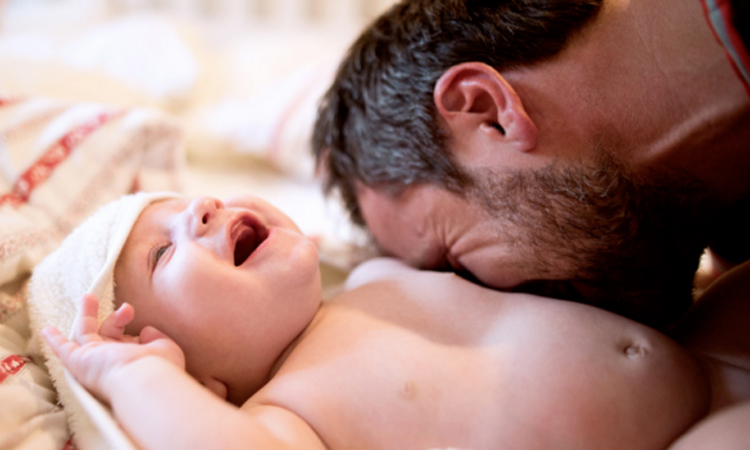 Vì sao cha mẹ nên chấm dứt cù lét con? vi sao cha me nen cham dut cu let con