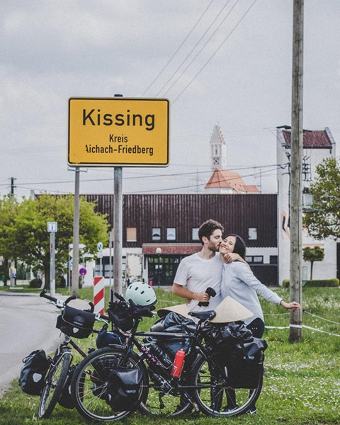 Cô gái Việt cùng chồng đạp xe 16.000 km từ Pháp về Việt Nam co gai viet cung chong dap xe 16000 km tu phap ve viet nam