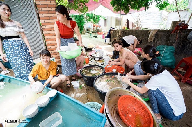 Cô dâu rửa bát ngày cưới: Nên ủng hộ hay chỉ trích? co dau rua bat ngay cuoi nen ung ho hay chi trich