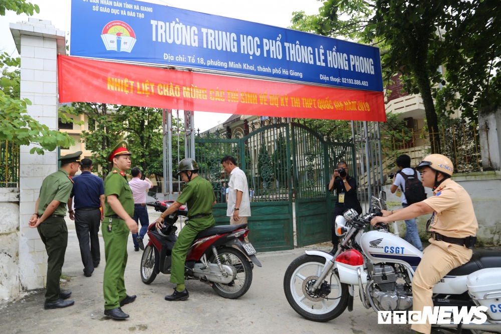 anh canh sat ha giang dung xe chuyen dung hu coi ho tong thi sinh ngu muon den diem thi