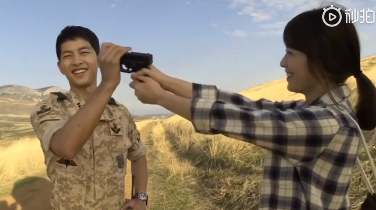 Song Joong Ki và Song Hye Kyo vui nhộn trong đoạn clip hậu trường khiến fan càng tiếc nuối song joong ki va song hye kyo vui nhon trong doan clip hau truong khien fan cang tiec nuoi