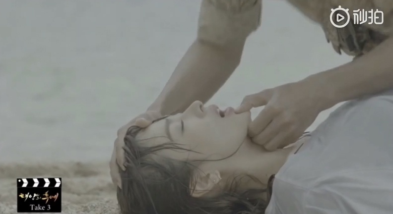 Song Joong Ki và Song Hye Kyo vui nhộn trong đoạn clip hậu trường khiến fan càng tiếc nuối song joong ki va song hye kyo vui nhon trong doan clip hau truong khien fan cang tiec nuoi
