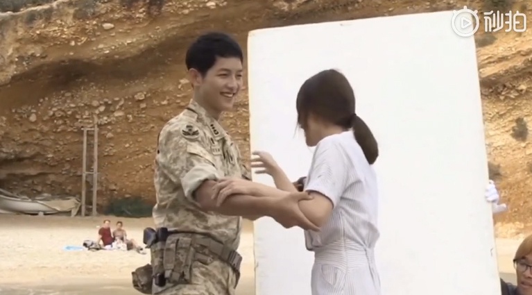 Song Joong Ki và Song Hye Kyo vui nhộn trong đoạn clip hậu trường khiến fan càng tiếc nuối song joong ki va song hye kyo vui nhon trong doan clip hau truong khien fan cang tiec nuoi