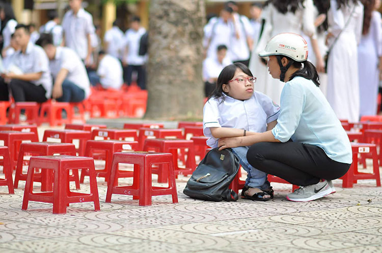 Ông bố 15 năm bế con đi học ong bo 15 nam be con di hoc