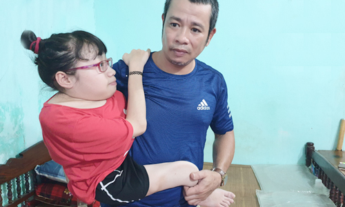 Ông bố 15 năm bế con đi học ong bo 15 nam be con di hoc
