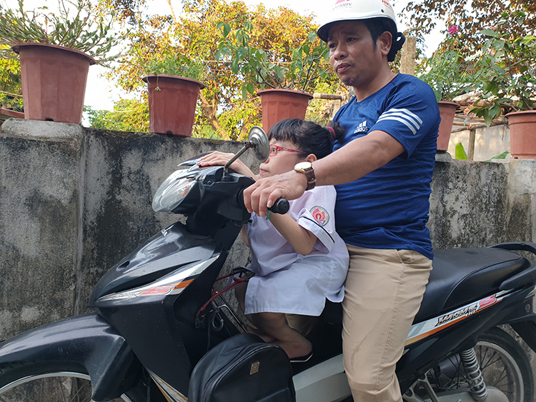 Ông bố 15 năm bế con đi học ong bo 15 nam be con di hoc