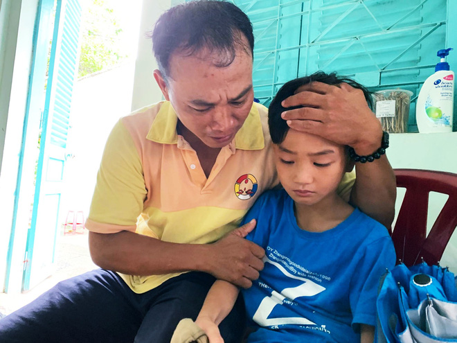 Người cha ở Sài Gòn ôm con khóc trong hạnh phúc sau hơn 4 tháng tìm kiếm mỏi mòn nguoi cha o sai gon om con khoc trong hanh phuc sau hon 4 thang tim kiem moi mon