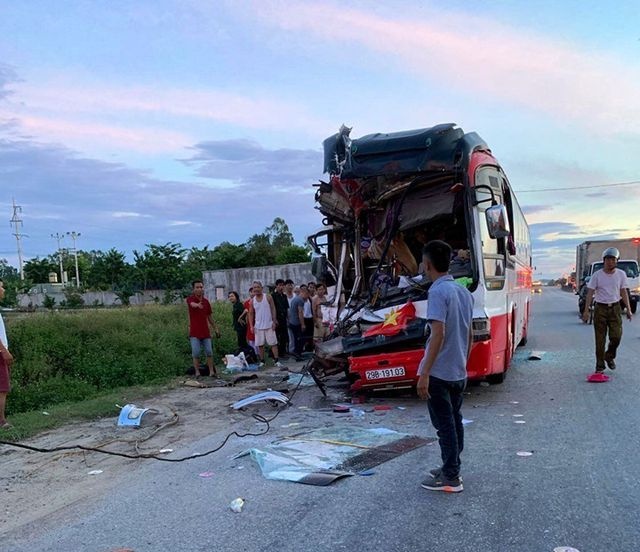 Tai nạn xe du lịch Cửa Lò: 1 người chết, 14 người bị thương 1 nguoi chet 14 nguoi bi thuong khi di xe du lich den bien cua lo