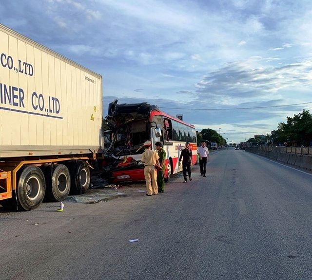 Tai nạn xe du lịch Cửa Lò: 1 người chết, 14 người bị thương 1 nguoi chet 14 nguoi bi thuong khi di xe du lich den bien cua lo
