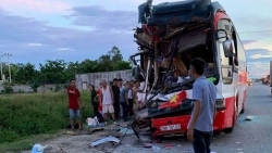 tai nan kinh hoang giua xe ben va xe bon be 6 tuoi tu vong cung cha trong cabin