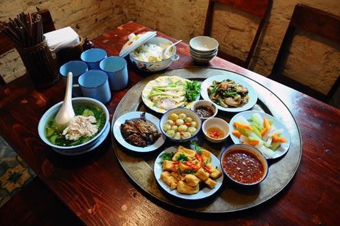 Nguyên tắc ứng xử tinh tế trong bữa cơm của người Việt nguyen tac ung xu tinh te trong bua com cua nguoi viet