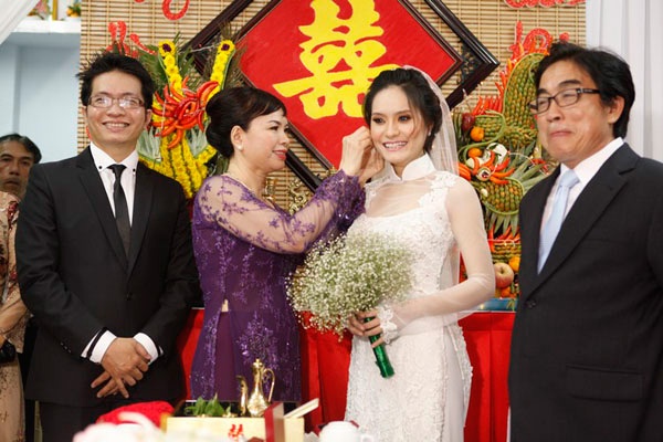 Mẹ chồng làm gì vào ngày đầu tiên con dâu về nhà? me chong lam gi vao ngay dau tien con dau ve nha