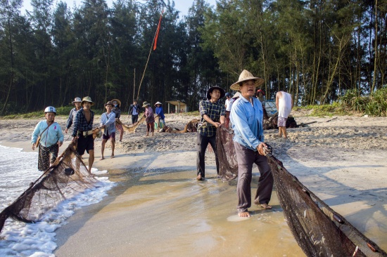 Độc đáo nghề kéo “lưới rồng” trên biển Vinh Hiền doc dao nghe keo luoi rong tren bien vinh hien